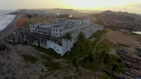 impresionante vista aérea del atardecer del castillo de elimina.