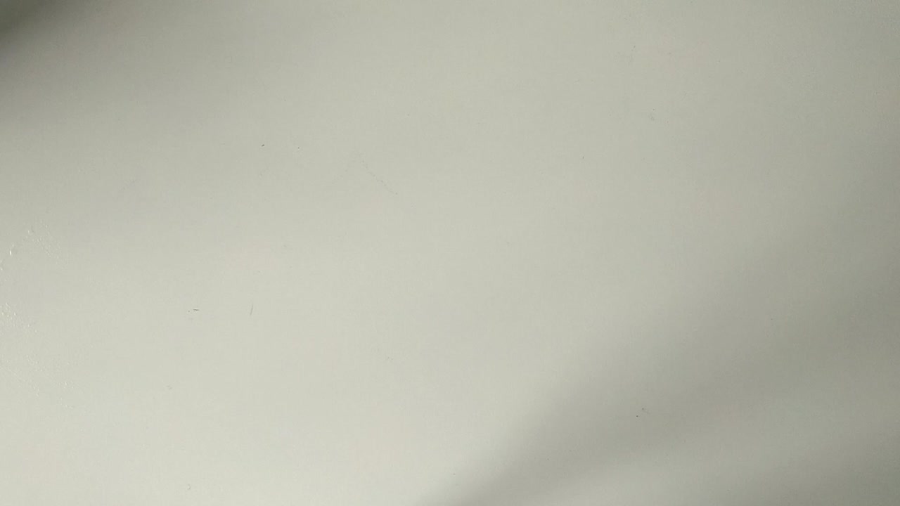 un vaso transparente lleno de cápsulas de máquina de café visto desde arriba es recogido por una mano masculina y luego se vuelve a colocar, baraja las cápsulas buscando una