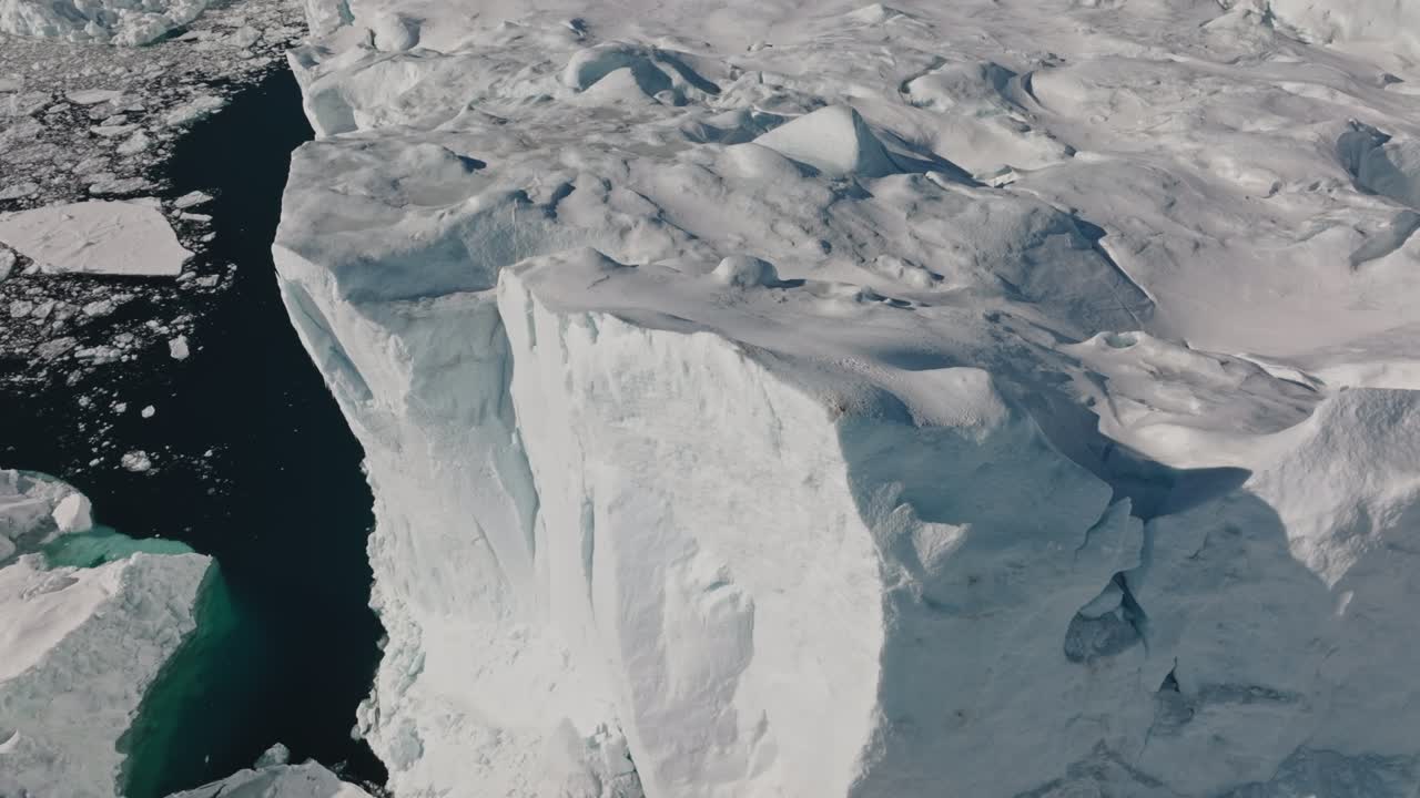 ilulissat icefjord의 바다와 얼음 위의 드론