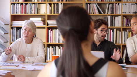 equipo de negocios sentado alrededor de la mesa para una reunión filmada en r3d
