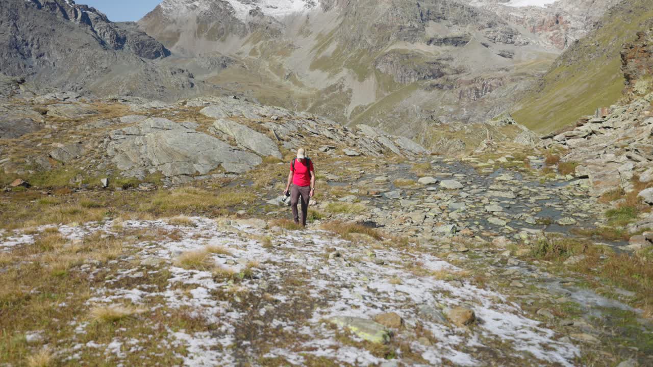caminatas turísticas con cámara a través del paisaje montañoso de otoño