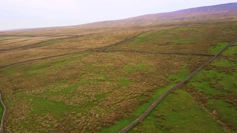 Toma-Aérea-Girando-Dentro-De-Los-Campos-De-Retazos-Del-Valle-De-Los-Valles-De-Yorkshire