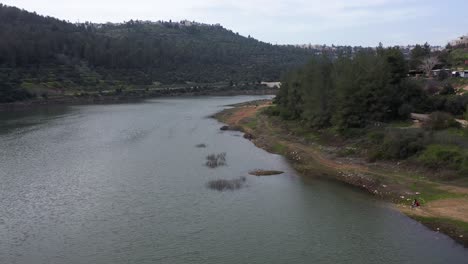 vista aérea de un lago y el paisaje circundante
