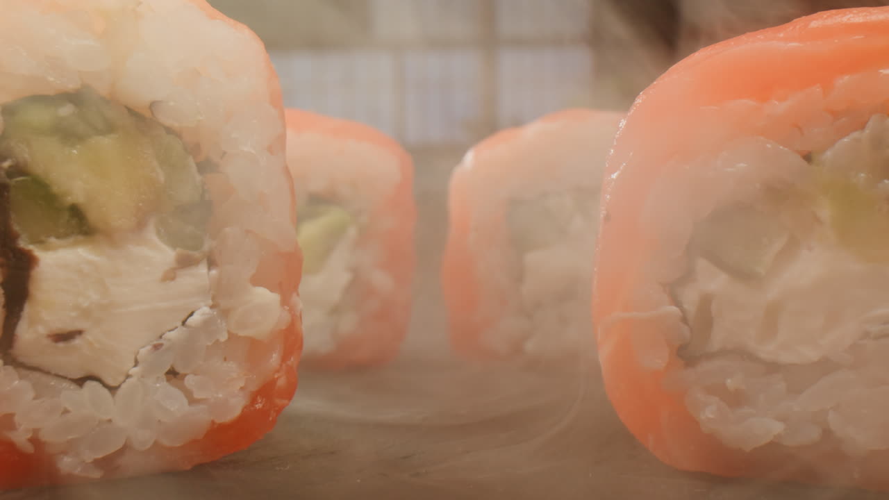 신선한 연어 수시 롤