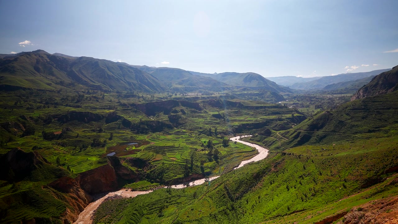 Veduta aerea della regione del Canyon del Colca in Perù, Sud America, con un fiume serpeggiante, un paesaggio di valle verde e un pittoresco scenario montuoso