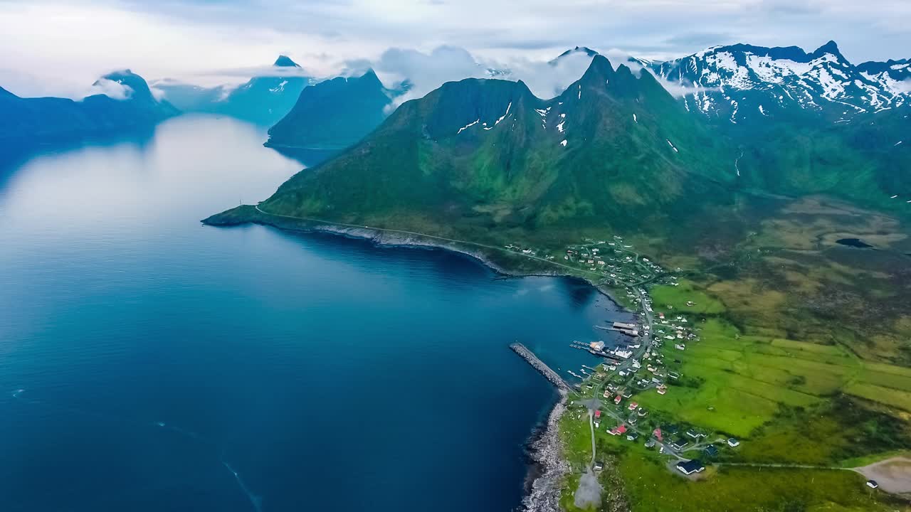 mefjordvar, isla de senja. hermosa naturaleza noruega paisaje natural mefjord.