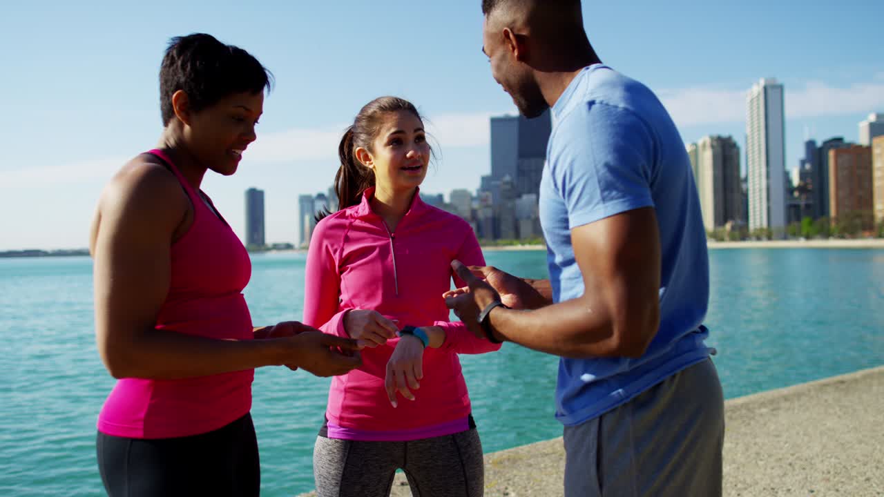 personas multiétnicas descansando comprobando el monitor de entrenamiento cardiovascular
