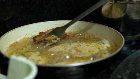 freír pechuga de pollo en pan crujiente en la estufa deliciosa receta casera disparo de detalle