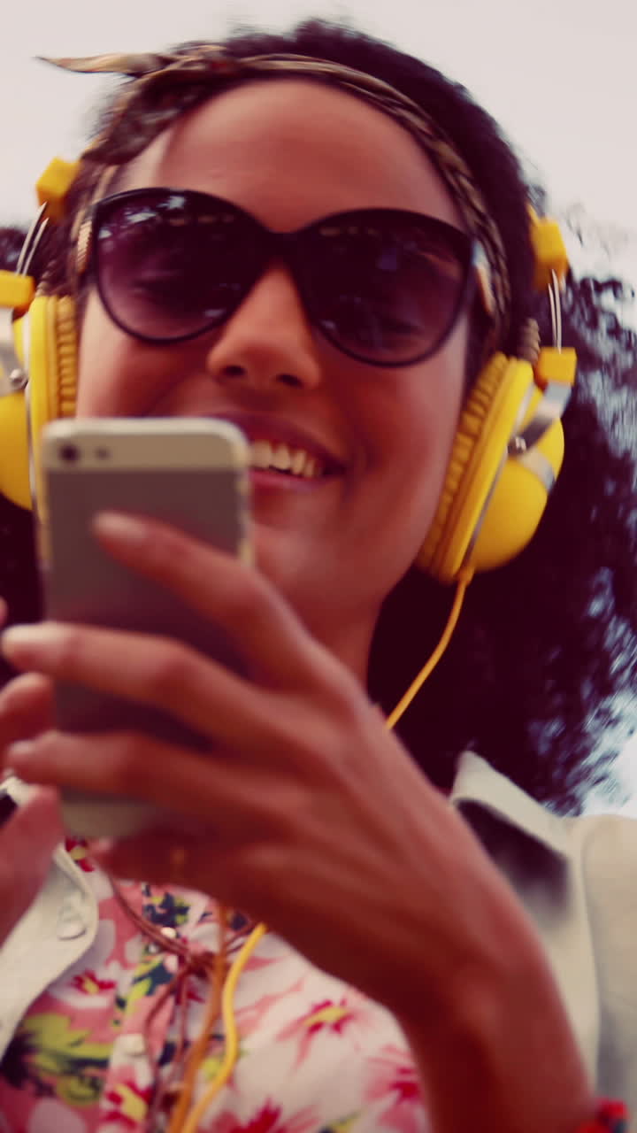 en formato 4k de alta calidad bonita hipster usando su teléfono inteligente