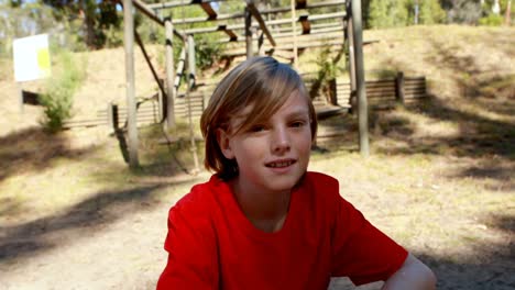 Retrato-De-Una-Niña-Sonriente-Sentada-En-El-Campo-De-Entrenamiento