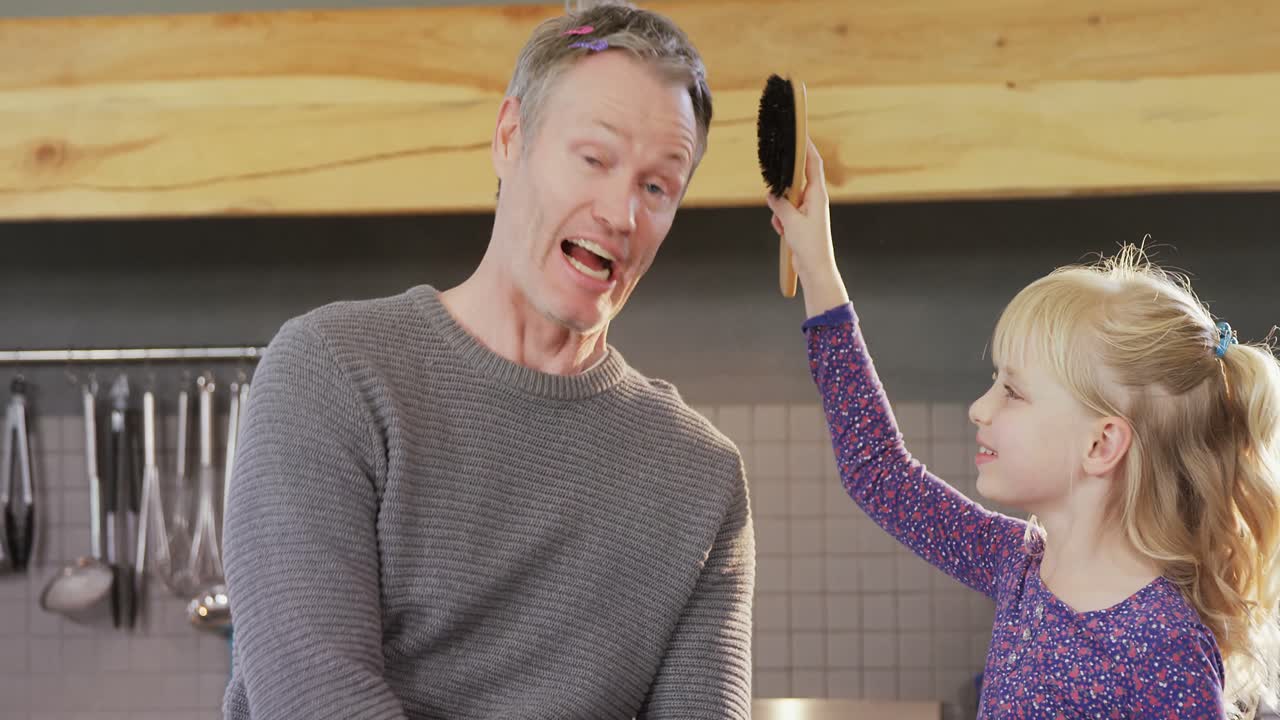 Dochter die het haar van haar vader kamt 4k