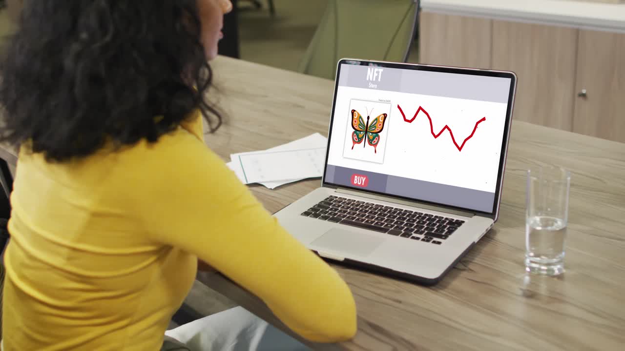 video de una mujer afroamericana trabajando en una computadora portátil con nft en la pantalla