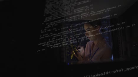 animación del procesamiento de datos sobre una trabajadora caucásica en la sala de servidores