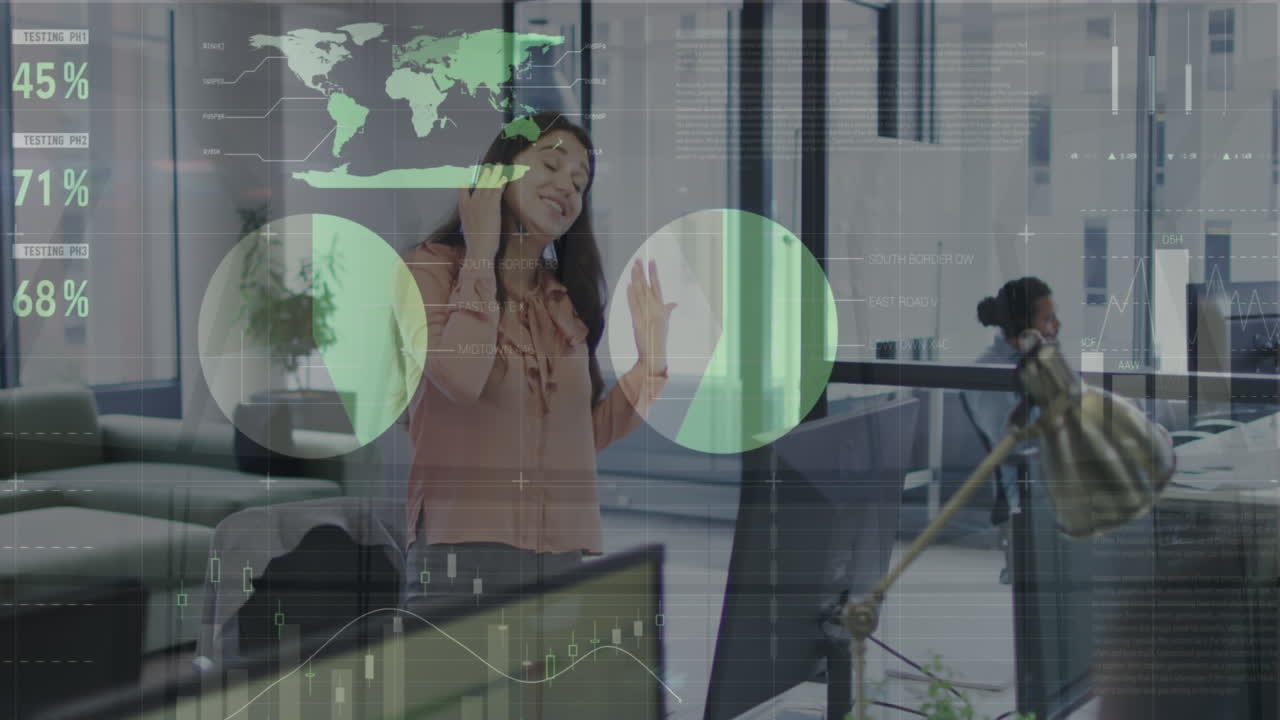 animación del procesamiento de datos financieros sobre una mujer de negocios caucásica en el cargo