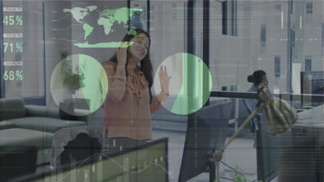 animación del procesamiento de datos financieros sobre una mujer de negocios caucásica en el cargo