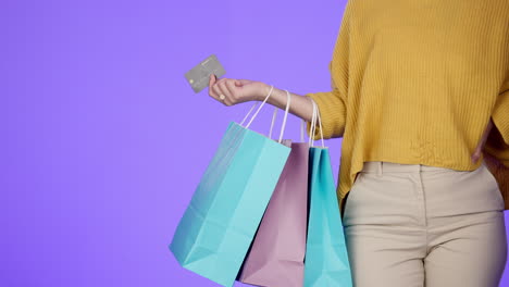 bolsa de compras, finanzas o mano con tarjeta de crédito