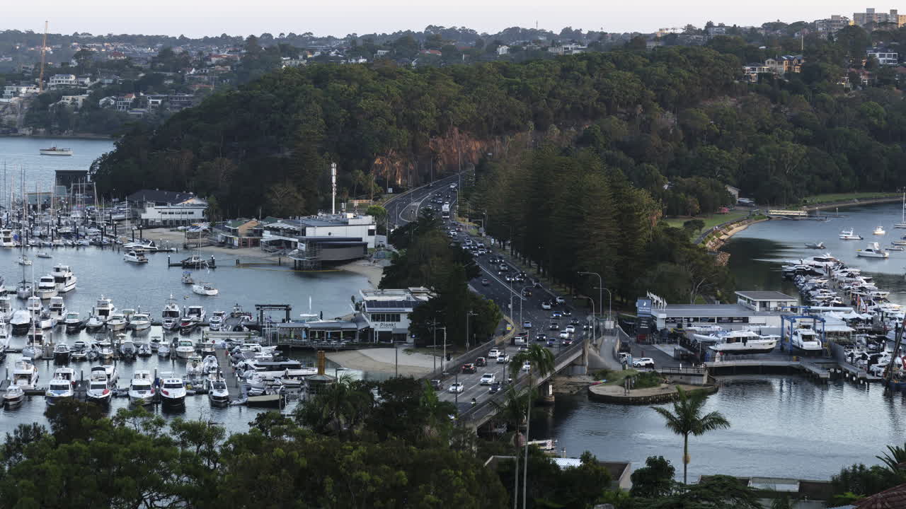 시드니 스피트 브릿지 (sydney spit bridge) 는 북쪽 해변으로 돌아가는 도시 노동자들의 교통을 보여주는 낮과 밤의 타임 스입니다.