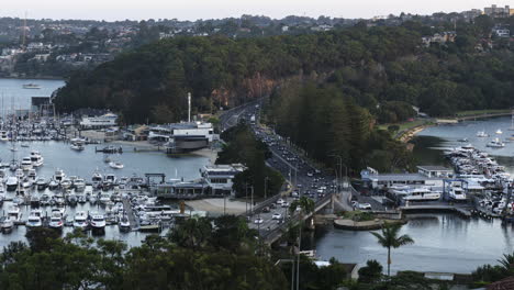 Sydneys-Spit-Bridge-Im-Zeitraffer-Von-Tag-Zu-Nacht-Zeigt-Den-Verkehr-Der-Stadtarbeiter-Auf-Dem-Weg-Nach-Hause-Zu-Den-Nördlichen-Stränden