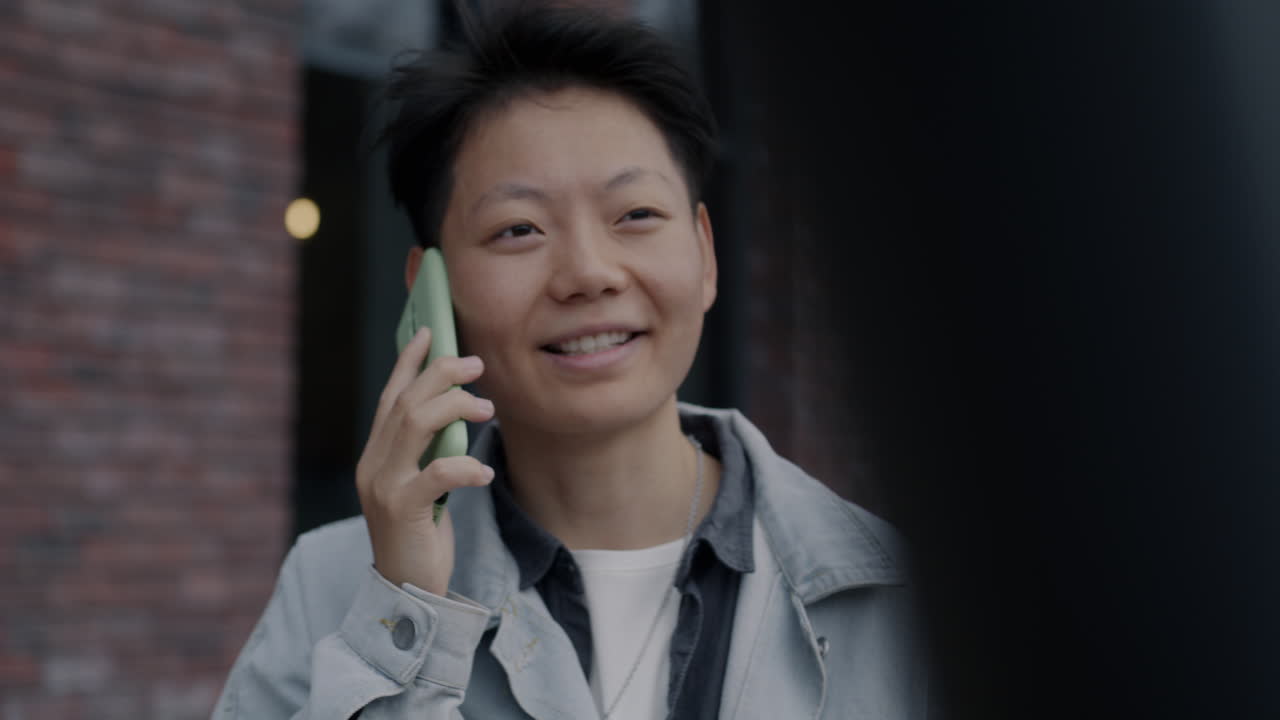 야외에서 전화 통화하는 여자