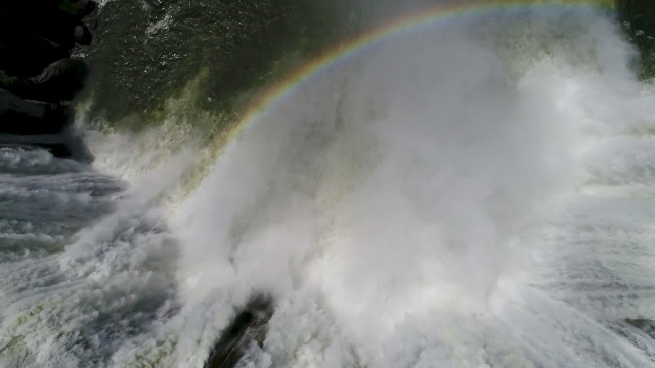 un drone de 4k de shoshone falls, una cascada furiosa, que a menudo refleja arco iris, ubicada a lo largo del río snake, a solo 3 millas de distancia del puente perrine y twin falls, idaho