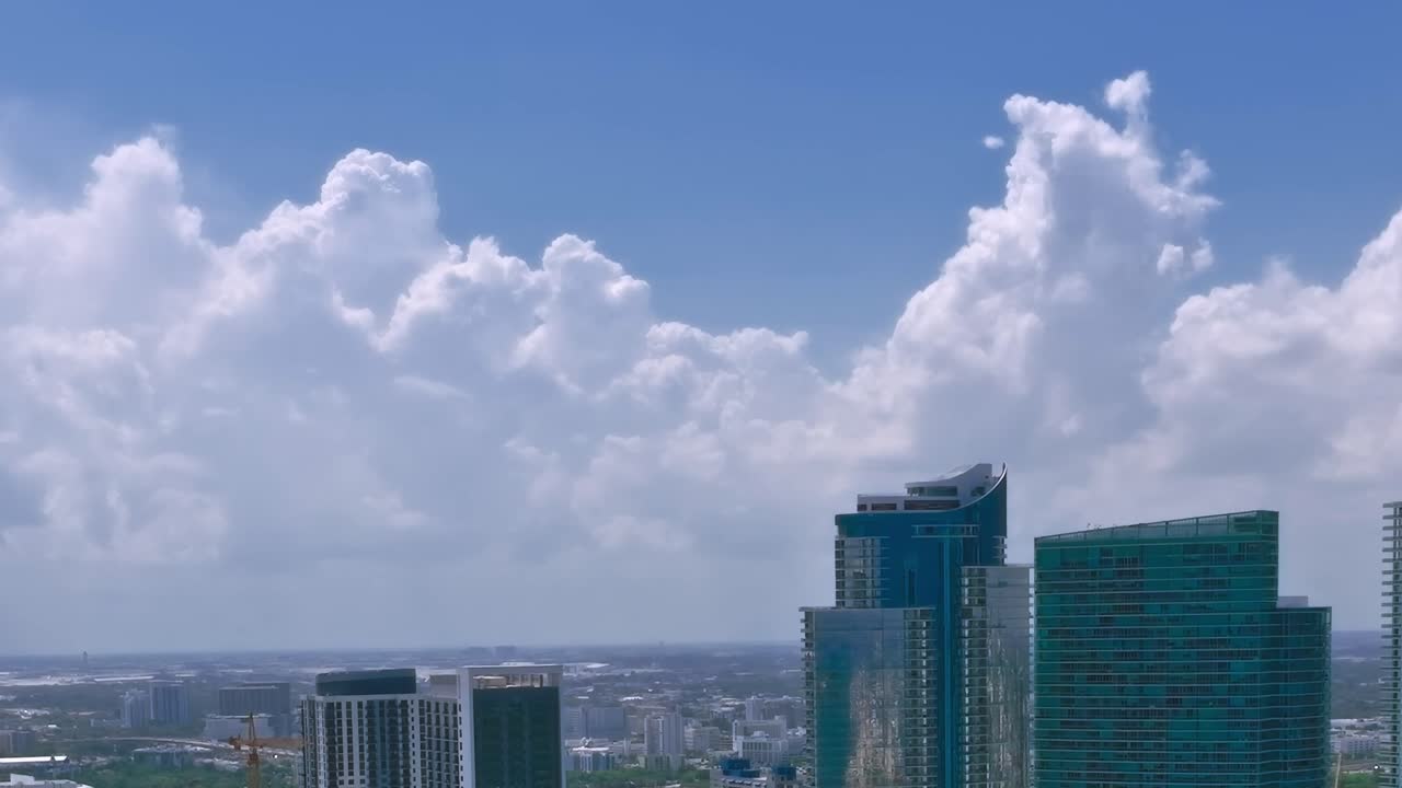 Vista del horizonte de Miami desde arriba con edificios y nubes en el cielo.