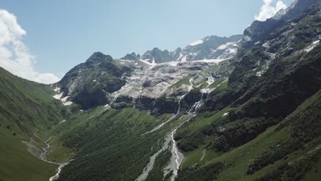 majestuoso valle de montaña con glaciar y cascadas