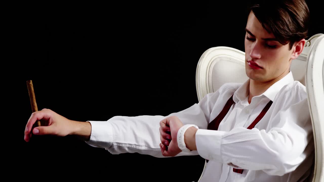 hombre andrógino comprobando el tiempo en el reloj inteligente