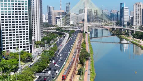 Puente-De-Cable-En-El-Paisaje-Urbano-De-Sao-Paulo,-Brasil