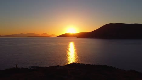 impresionante amanecer detrás de las islas griegas