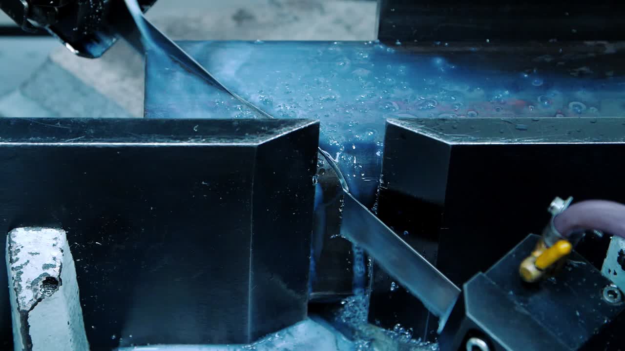 금속 가공 동안 밴드 보 고속 절단 기계. 가열 부분의 냉각