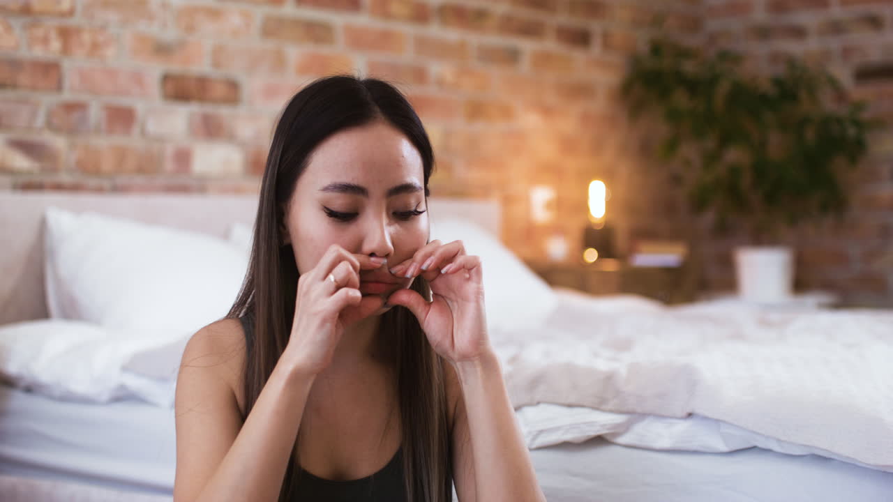 침실에 있는 여자