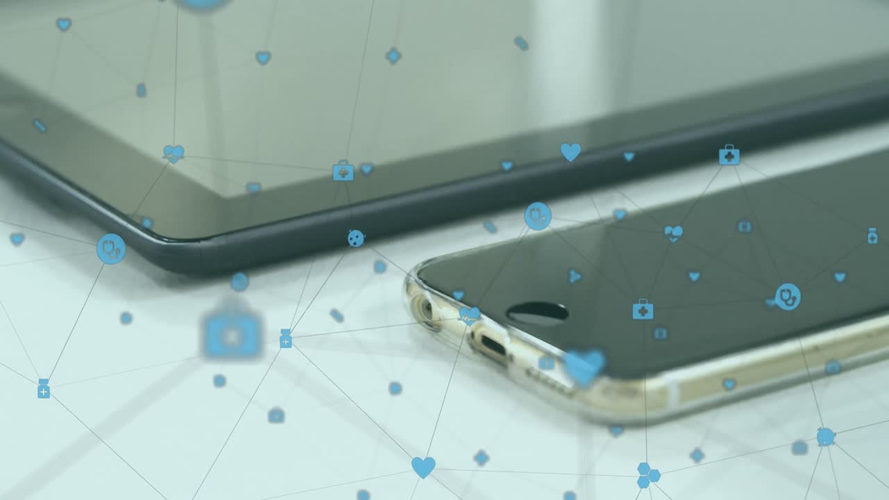 스마트 워치, 스마트폰 및 디지털 태블릿의 클로즈업에 대한 디지털 아이콘 네트워크의 애니메이션