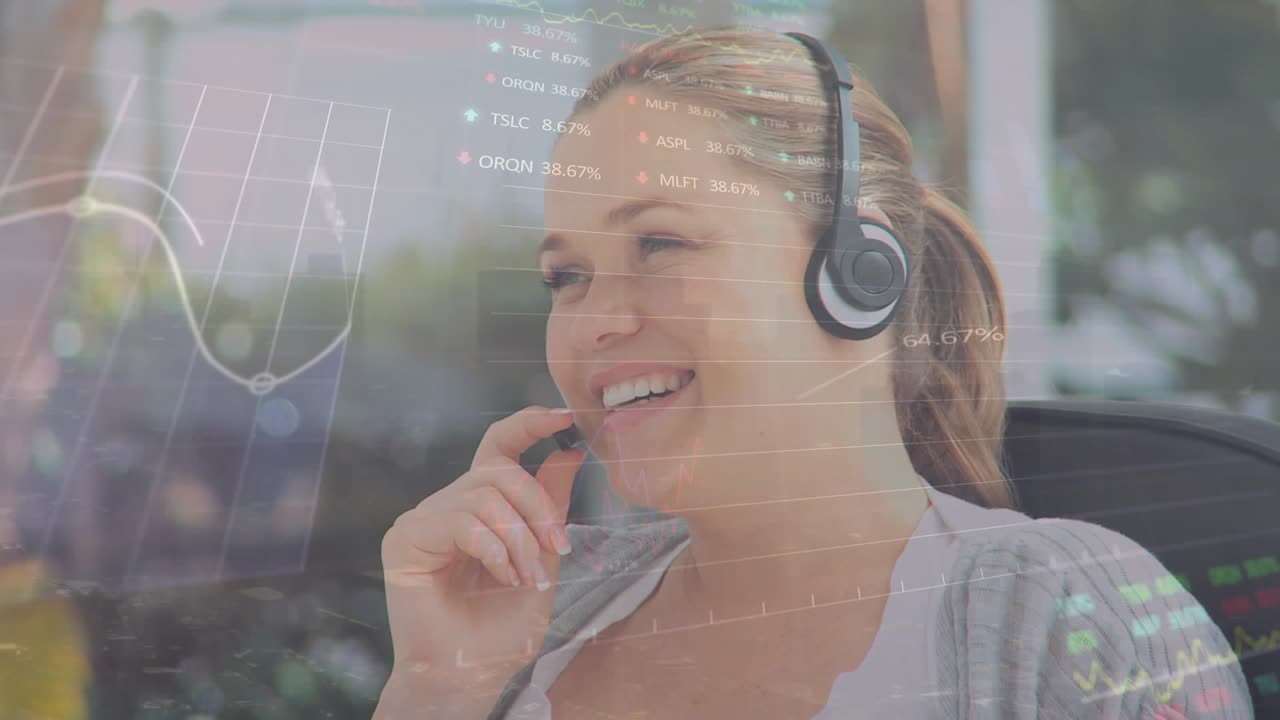 Animazione di statistiche e elaborazione di dati finanziari su una donna d'affari caucasica che lavora in ufficio.