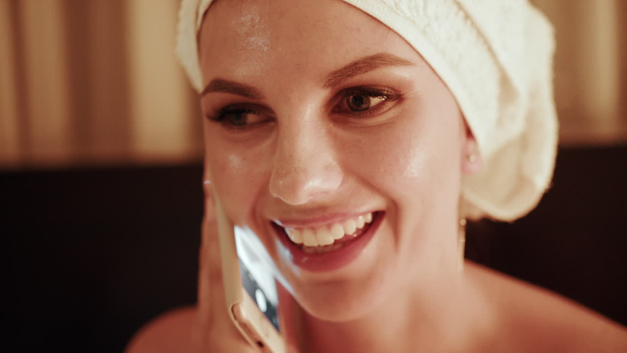 Vrouw bellend aan de telefoon in de spa