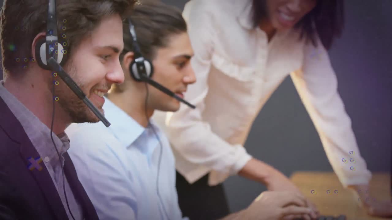 animación del procesamiento de datos sobre personas de negocios que usan auriculares telefónicos