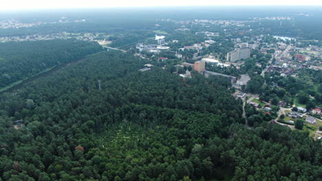 Ciudad-De-Druskininkai-Rodeada-De-Densos-Bosques,-Vista-Aérea-De-Drones