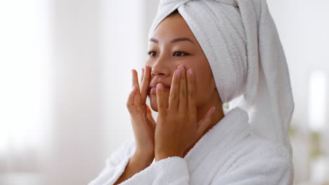 mujer aplicando tratamiento facial