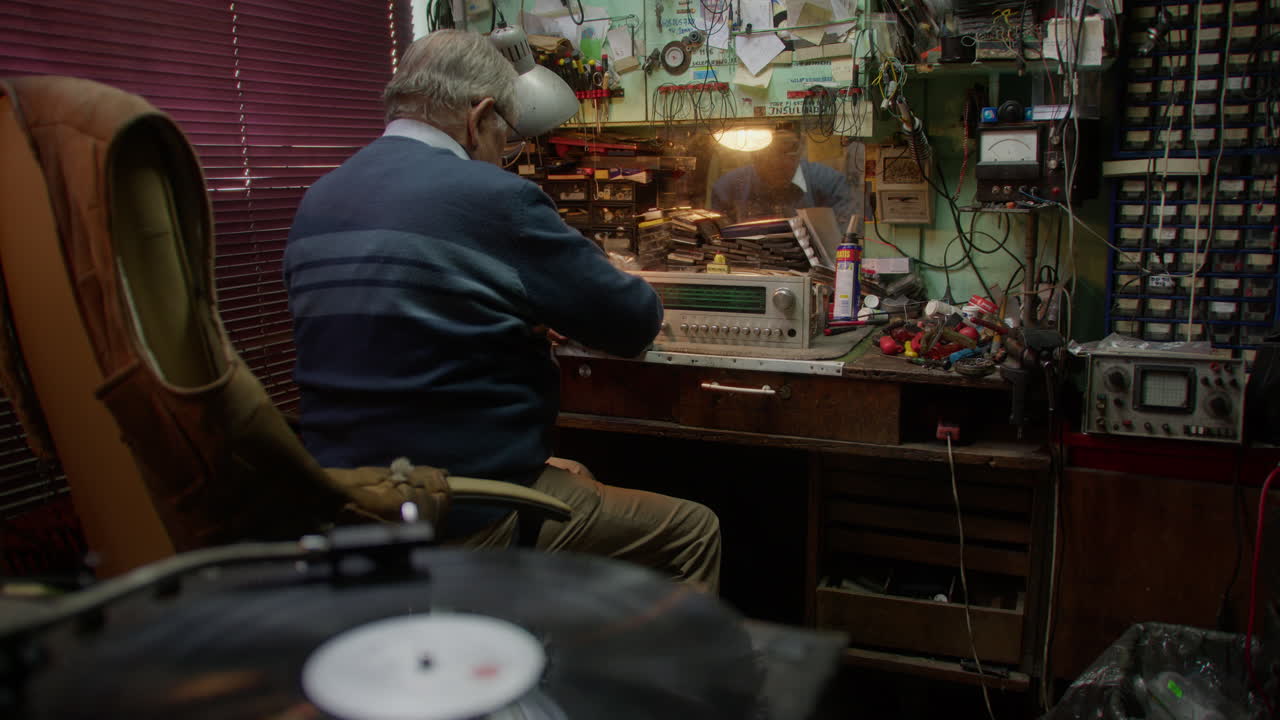 오래된 라디오 장비 를 다루는 노인 의 비닐 레코드 회전, 정적