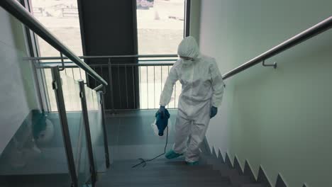 el video de seguimiento de la desinfección de la escalera.