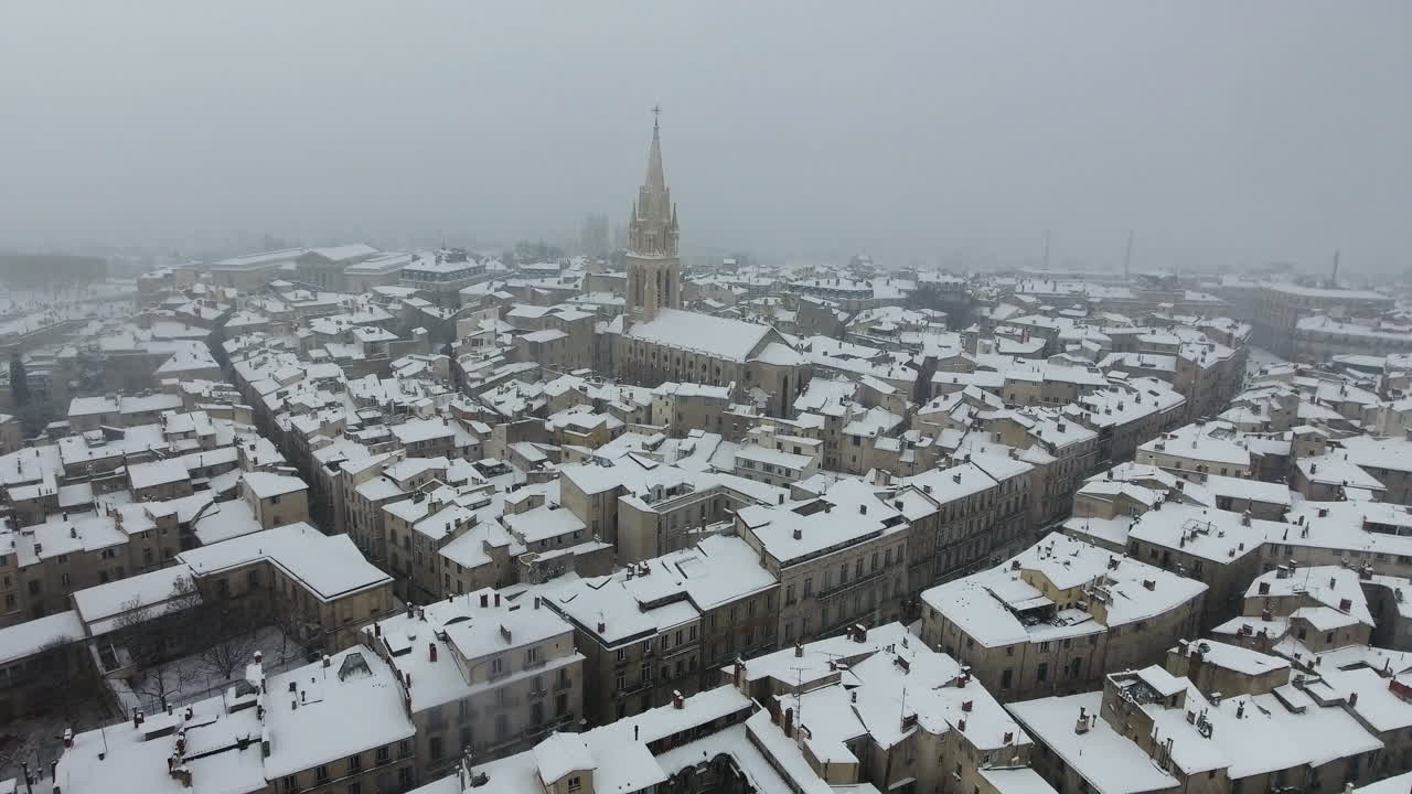 몽펠리에 에쿠슨 (montpellier ecusson) 은 눈 아래에서 겨울의 추운 눈 폭풍에 대한 희귀한 공중 촬영입니다.