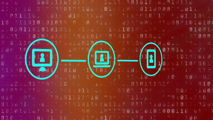 Animazione di computer, laptop e connessione smartphone con codice binario sullo sfondo.