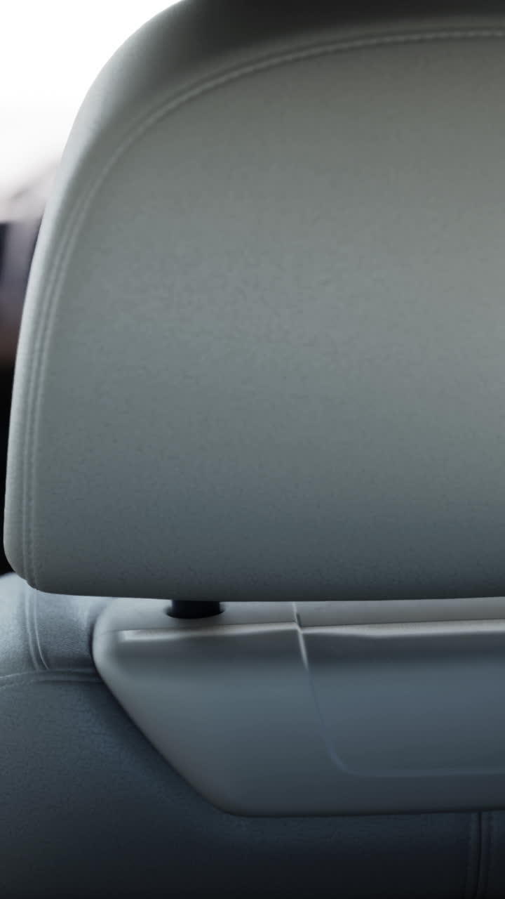 cerca de un reposacabezas de asiento de coche gris