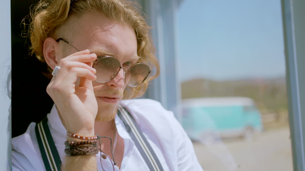 선글라스를 입은 세련된 남자