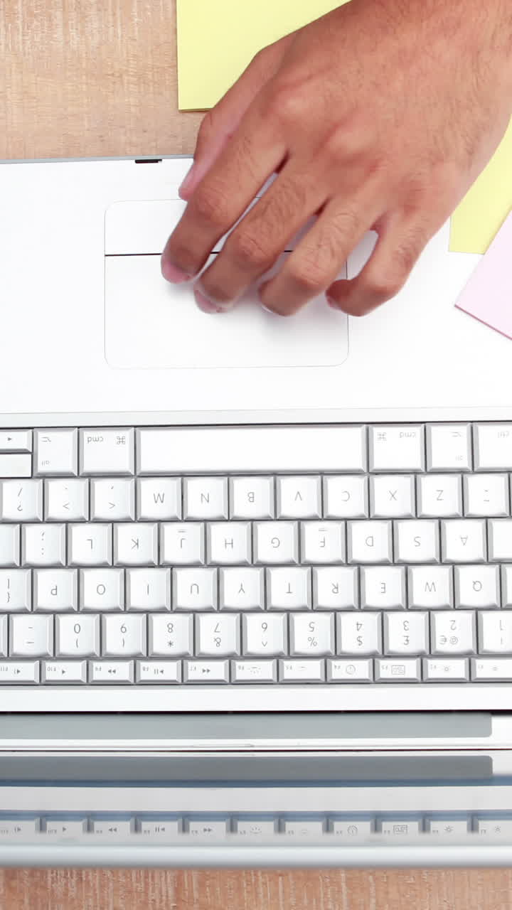 gastos generales del hombre que trabaja en el escritorio