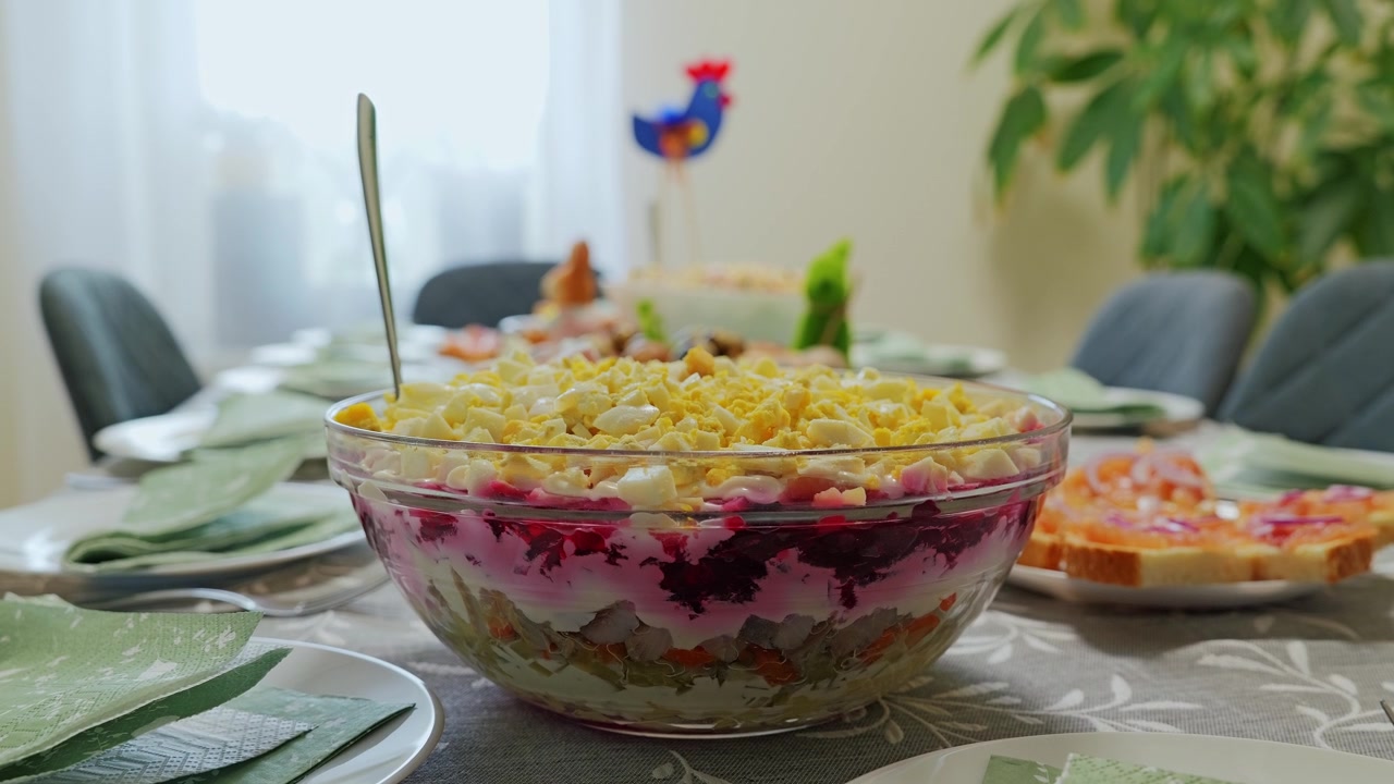 Salada de arenque em camadas, petiscos de salmão representam a culinária festiva báltica tradicional
