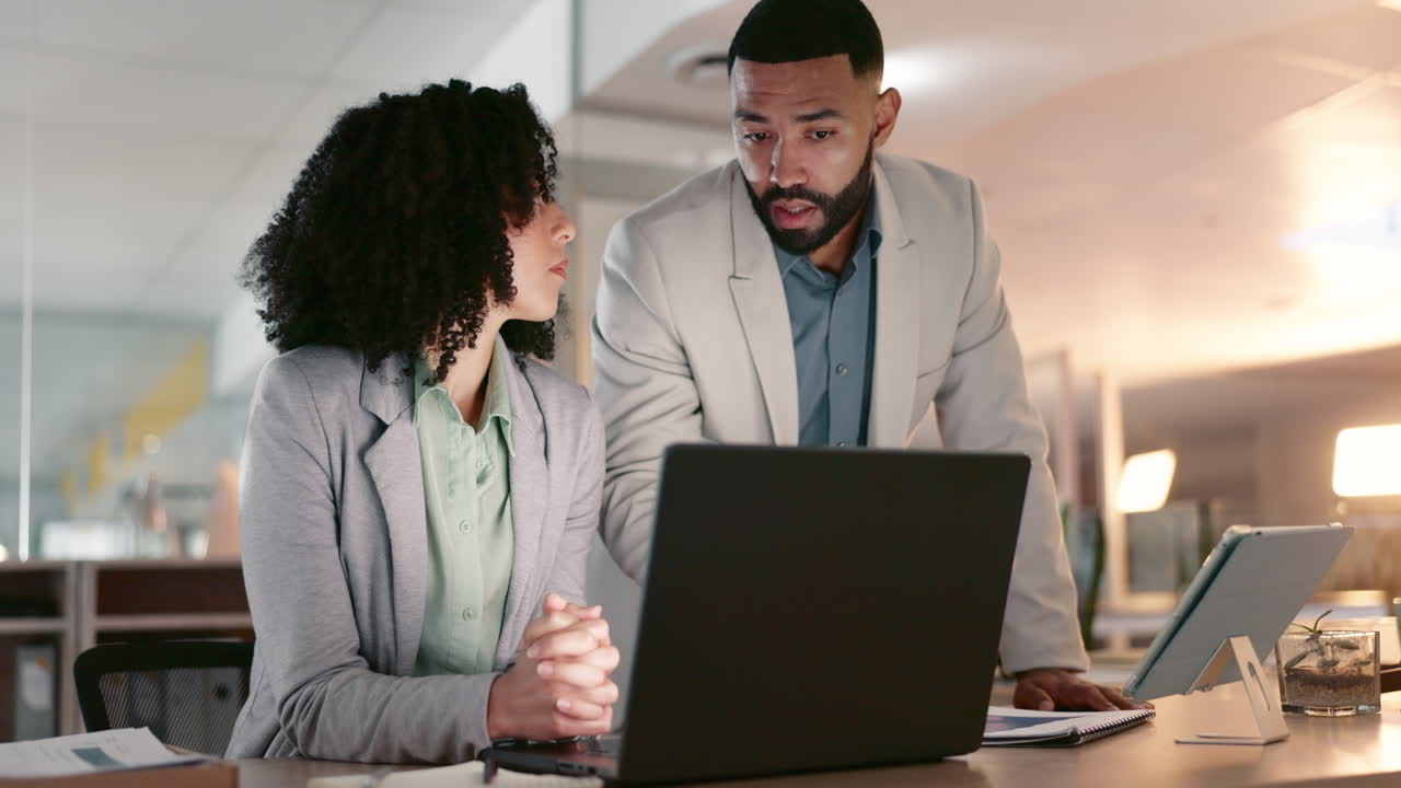 gente de negocios, trabajo en equipo y planificación en computadora