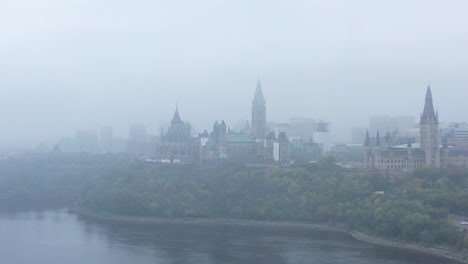 vista aérea del parlamento canadiense a través de una espesa niebla