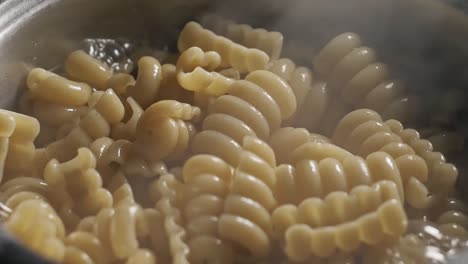 cerca de una cacerola grande de cocina de pasta radiatore