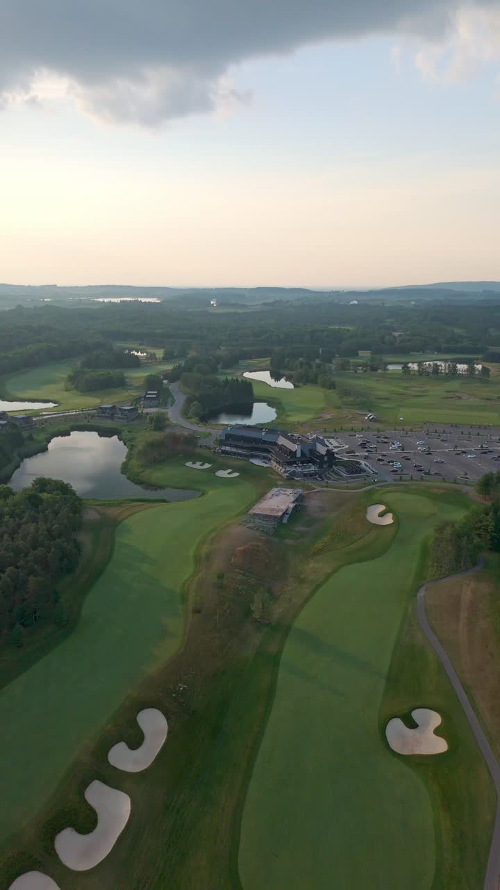 Campo da golf TPC Toronto At Osprey Valley ad Alton, Canada. Ripresa aerea verticale.