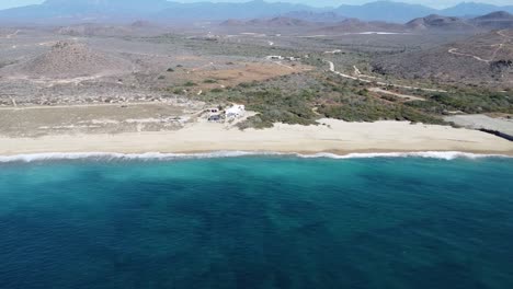 Vista-Aérea-De-Un-Hotel-De-Playa-En-Baja-California